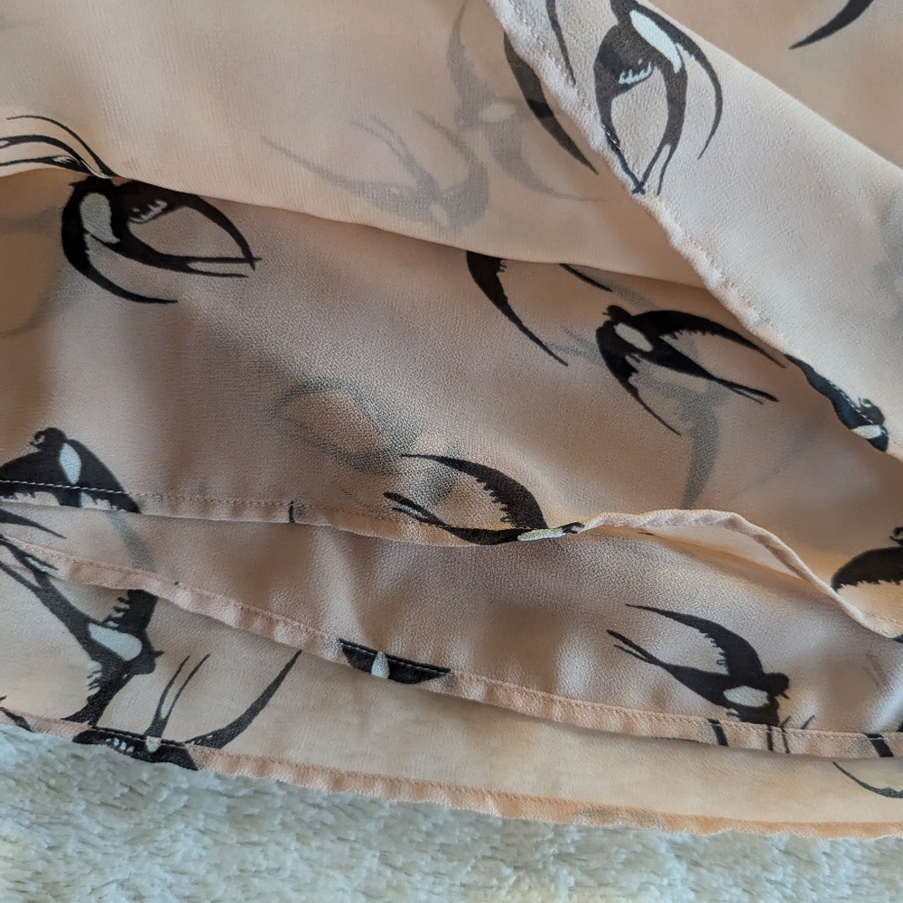 Gorgeous blush pink banana republic blouse with black and white swallows (birds) - Picture 3 of 7